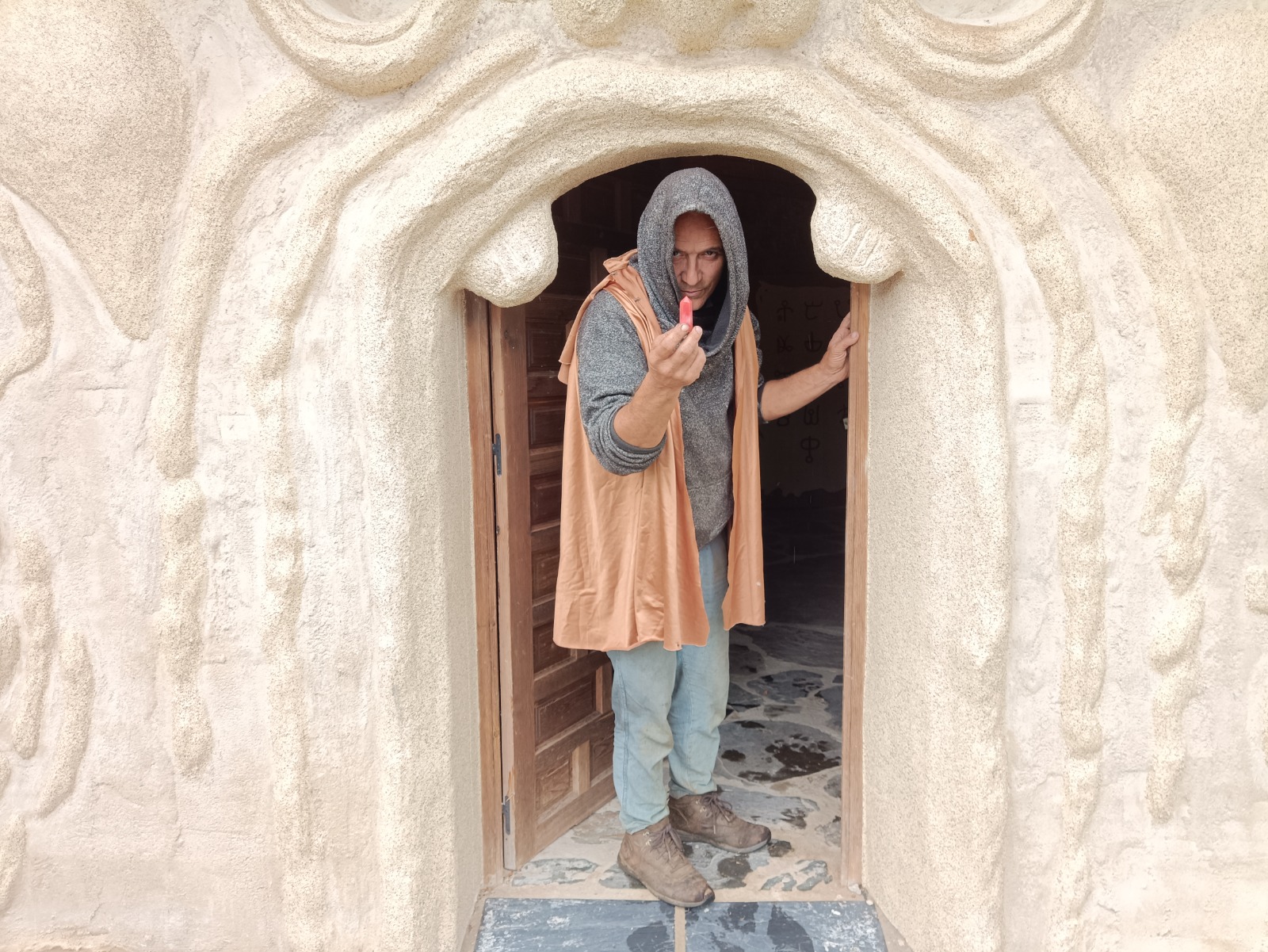 Guardián con la piedra filosofal en la puerta del escape hall de La Búsqueda