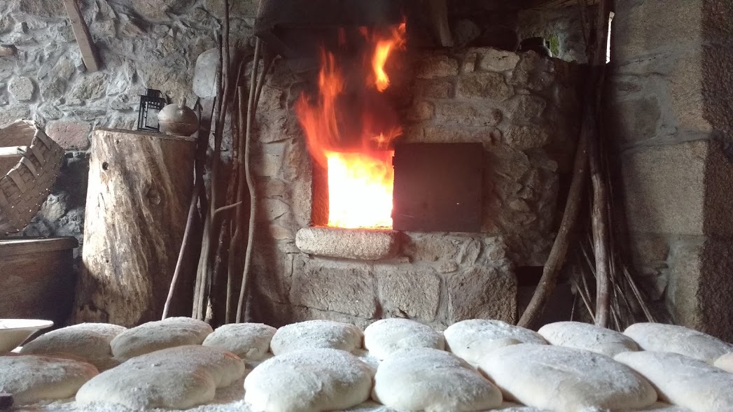 Pan de Casa dos Muros junto al horno de leña