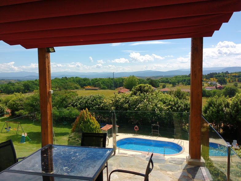 Terraza de Casa dos Muros con vistas a la piscina y al valle