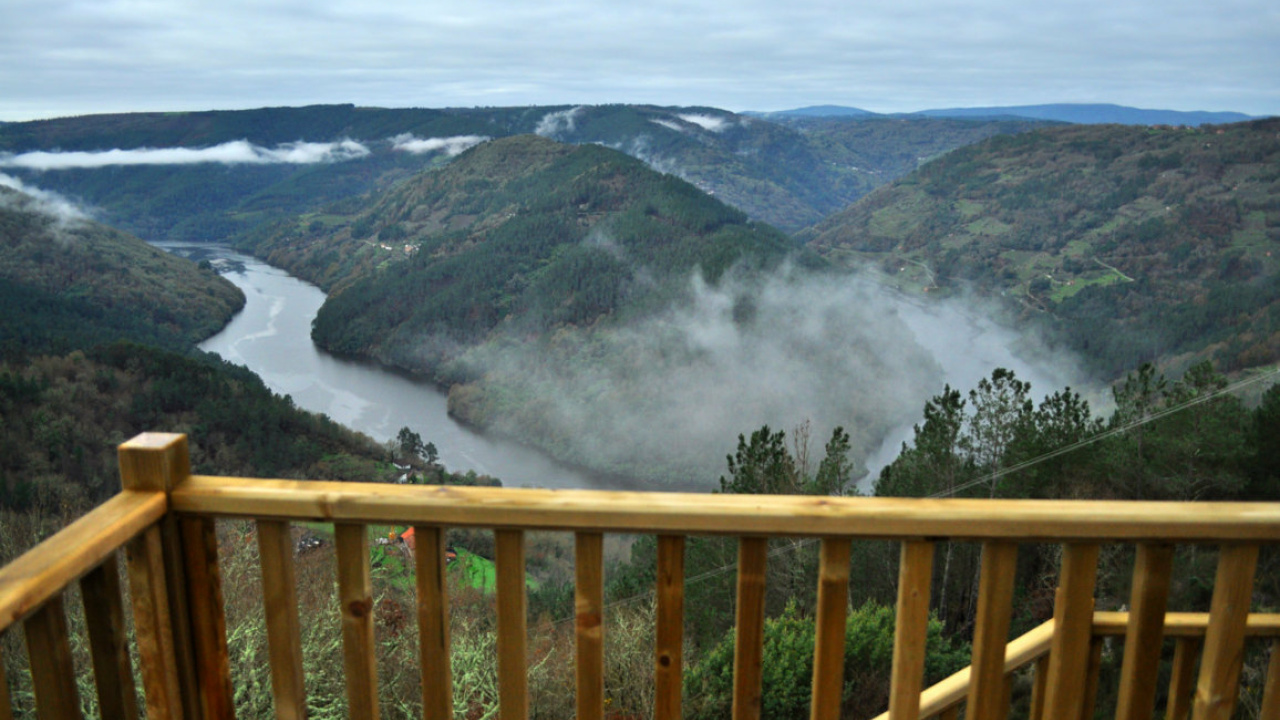 Meandro del Miño entre viñedos en Ribeira Sacra