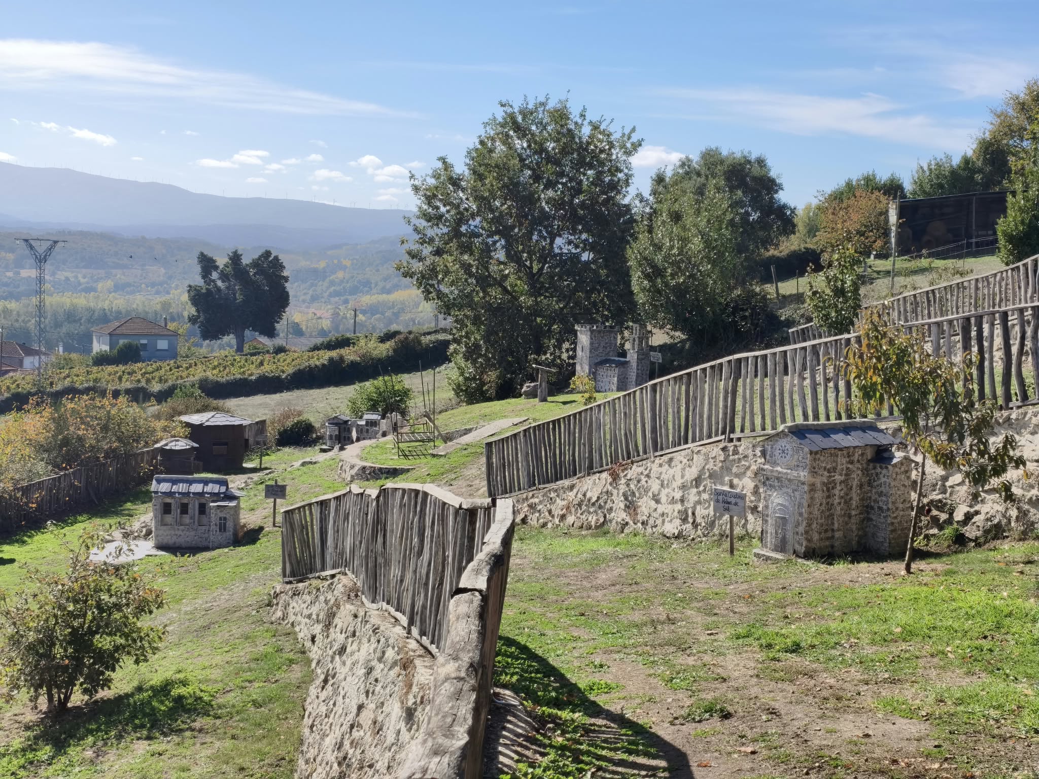 Maquetas de los monasterios de la Ribeira Sacra en el jardín de Casa dos Muros